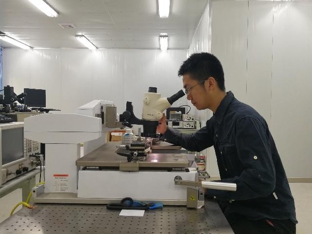 中國大學生發明“通用芯片” 有望讓5G通信“通全球” 中國大學生發明“通用芯片” 有望讓5G通信“通全球”